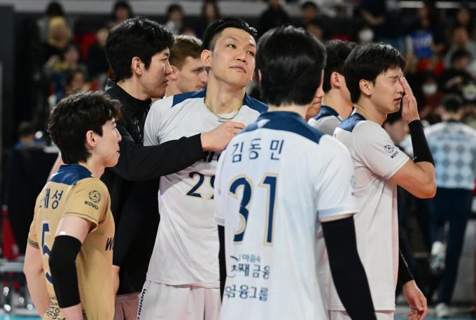 정규리그 최종전에서 패배, 1위 달성에 실패한 우리카드. (KOVO 제공)