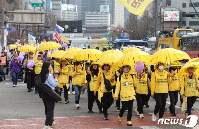 [사진] 세월호 참사를 기억하기 위한 노란 우산 행렬