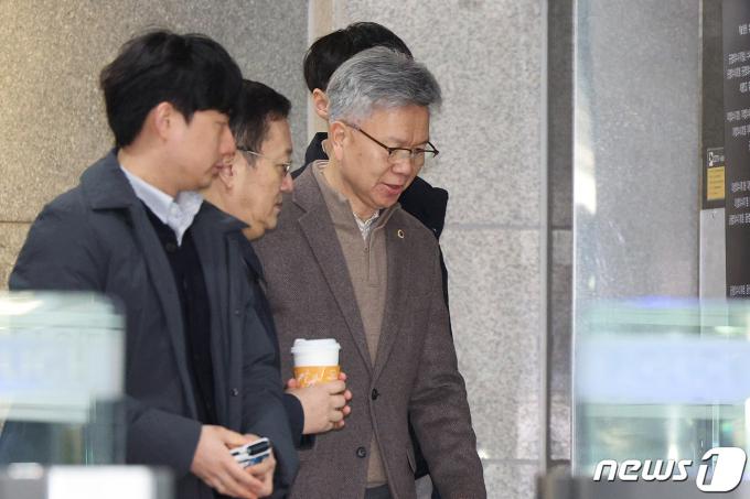 김택우 대한의사협회 비대위원장이 15일 오전 서울 마포구 서울경찰청 공공범죄수사대로 소환 조사에 출석하고 있다. 2024.3.15/뉴스1 ⓒ News1 신웅수 기자