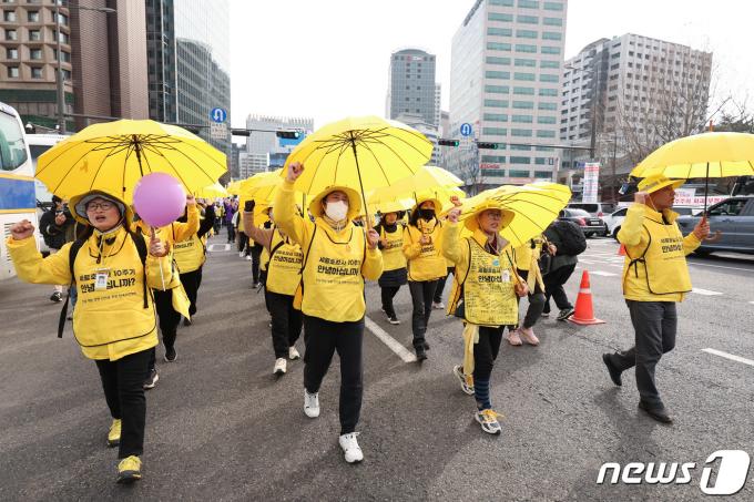 [사진] 구호 외치는 4.16 세월호참사 가족협의회