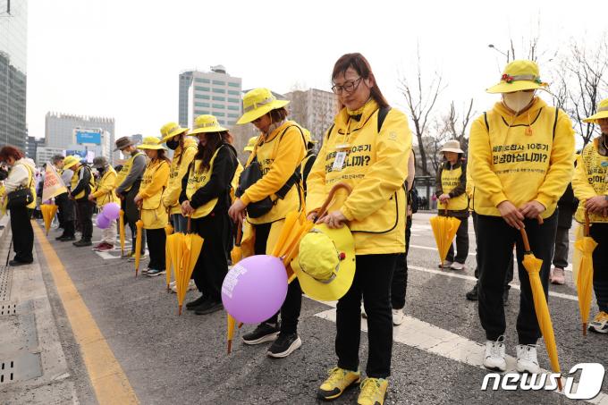 [사진] 이태원참사 희생자 기리는 세월호 유족들