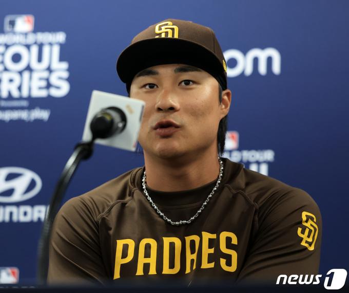 미국프로야구(MLB) 월드투어 서울시리즈에 출전하는 샌디에이고 파드리스 김하성이 16일 오후 서울 구로구 고척스카이돔에서 열린 공식 기자회견에서 취재진 질문에 답변하고 있다. 2024.3.16/뉴스1 ⓒ News1 김진환 기자