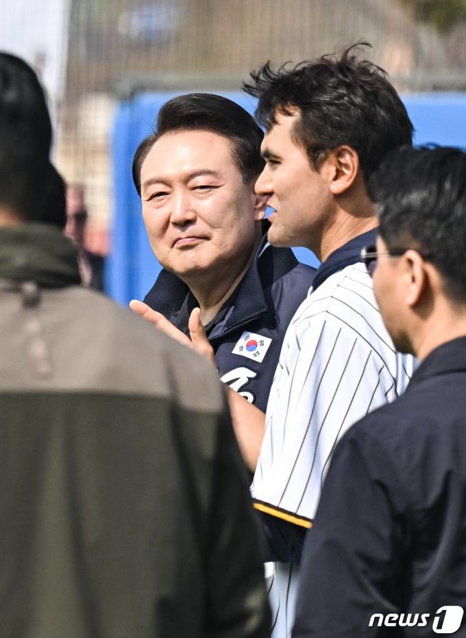 윤석열 대통령이 16일 오후 서울 용산 어린이정원 내 어린이야구장에서 진행된 샌디에이고 파드리스 유소년 클리닉 행사에 참석해 박찬호와 이야기를 나누고 있다. (사진공동취재단) 2024.3.16/뉴스1 ⓒ News1 이승배 기자