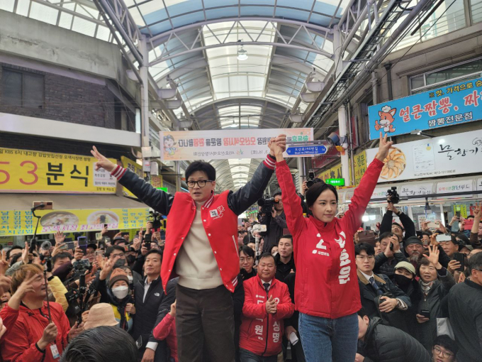 한동훈 국민의힘 비상대책위원장(죄측)이 16일 여당 험지인 경기 오산을 방문해 영입인재인 김효은 후보(우측) 지원사격에 나섰다. / 사진제공=김효은 후보