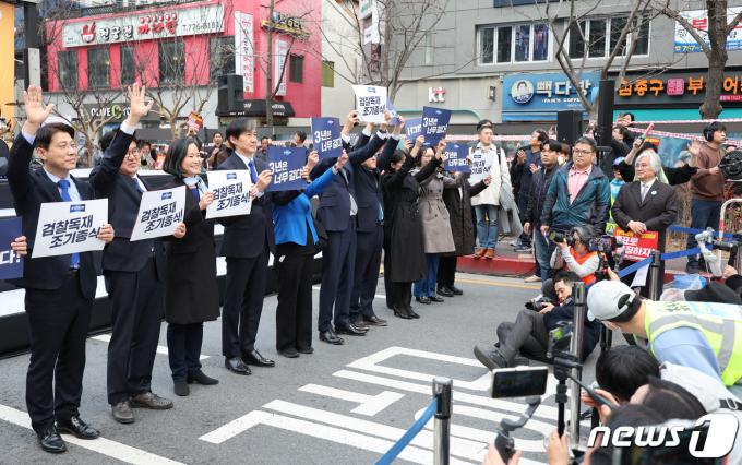 [사진] 집회  참가자들에게 인사하는 조국 대표