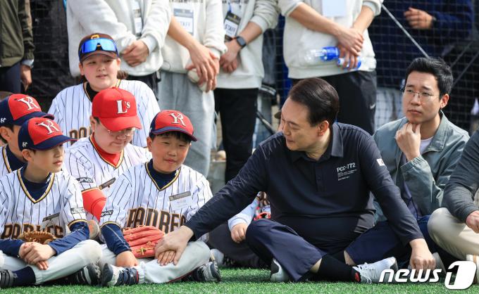 [사진] 어린이 야구교실 찾은 윤 대통령