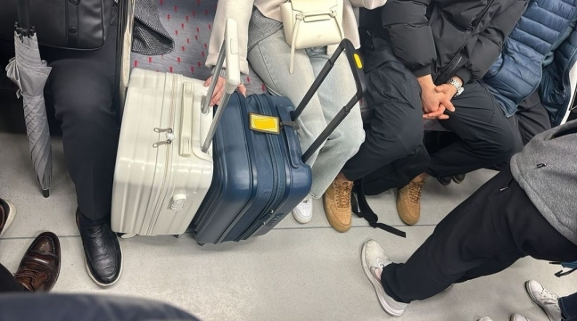  지하철 빈자리 앞을 가방으로 막은 승객의 행동이 누리꾼들의 공분을 사고 있다./사진=보배드림 캡처