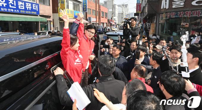 한동훈 국민의힘 비상대책위원장이 16일 오전 경기 오산시 오색시장을 찾아 시민들에게 인사하고 있다. (공동취재)