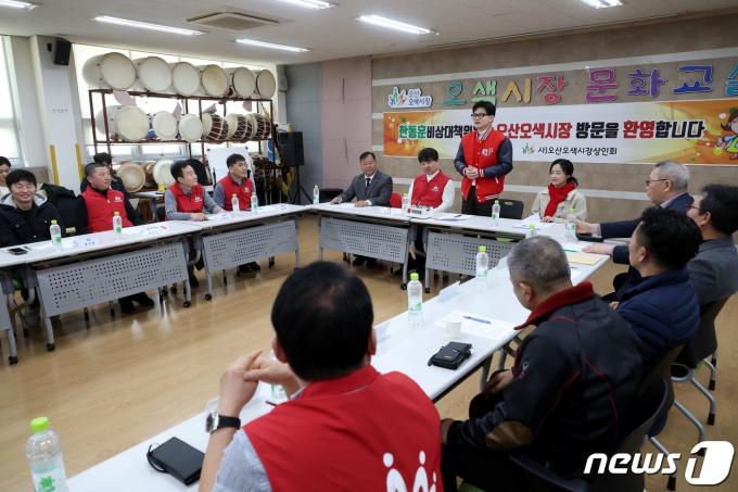 한동훈 국민의힘 비상대책위원장이 16일 오전 경기 오산시 오색시장 고객지원센터에서 열린 오색시장 상인회 간담회에서 인사말을 하고 있다. (공동취재) 2024.3.16/뉴스1 ⓒ News1 임세영 기자