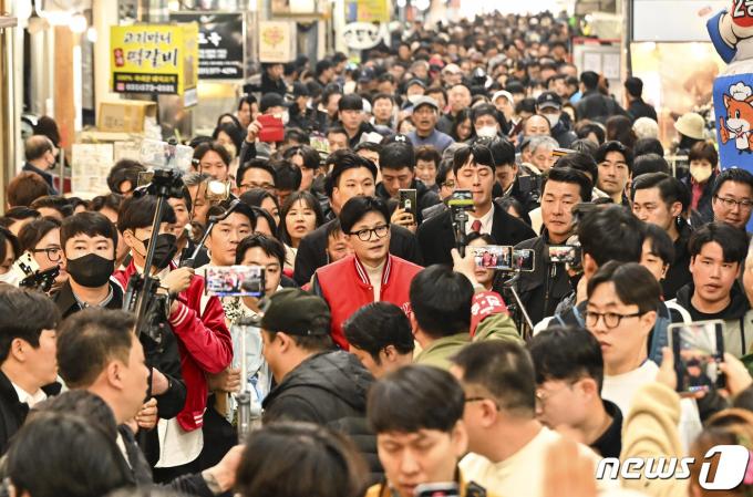 한동훈 국민의힘 비상대책위원장이 16일 오전 경기 오산시 오색시장을 찾아 시민들에게 인사를 하고 있다. (공동취재) 2024.3.16/뉴스1 ⓒ News1 임세영 기자