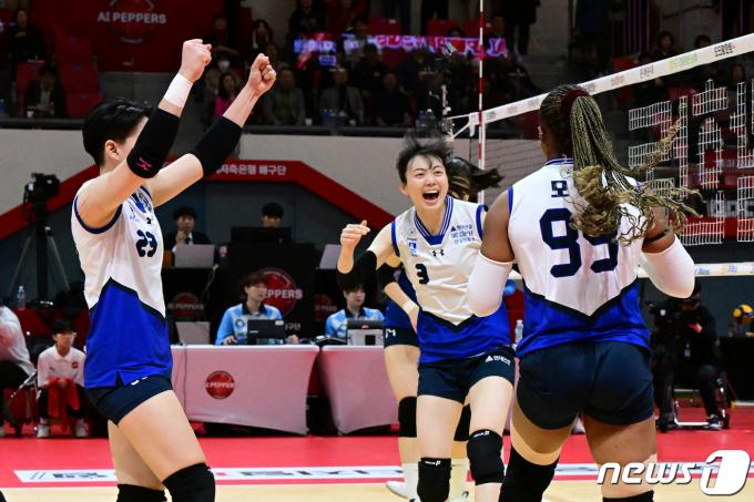 여자 프로배구 현대건설이 페퍼저축은행을 꺾고 챔피언결정전 직행에 성공했다. (한국배구연맹 제공)