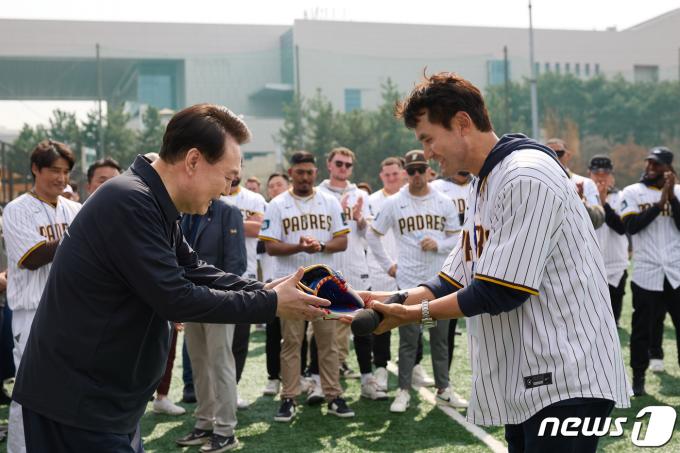[사진] 글러브 선물받는 윤석열 대통령