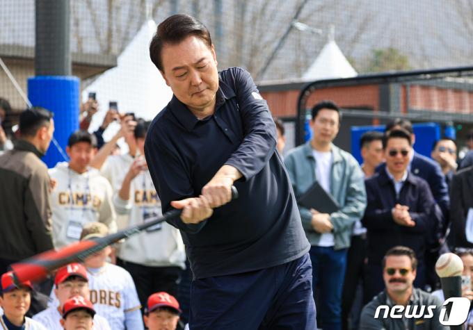 [사진] 배트 휘두르는 윤 대통령