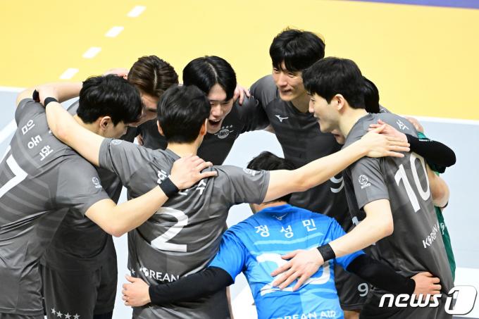 [사진] 대한항공 '우리카드 패배로 정규리그 1위 차지'