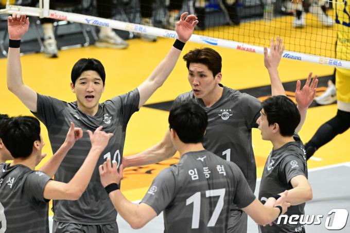 [사진] 극적으로 정규리그 1위 차지한 대한항공