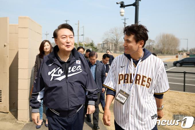 [사진] 박찬호 대표와 대화하는 윤석열 대통령