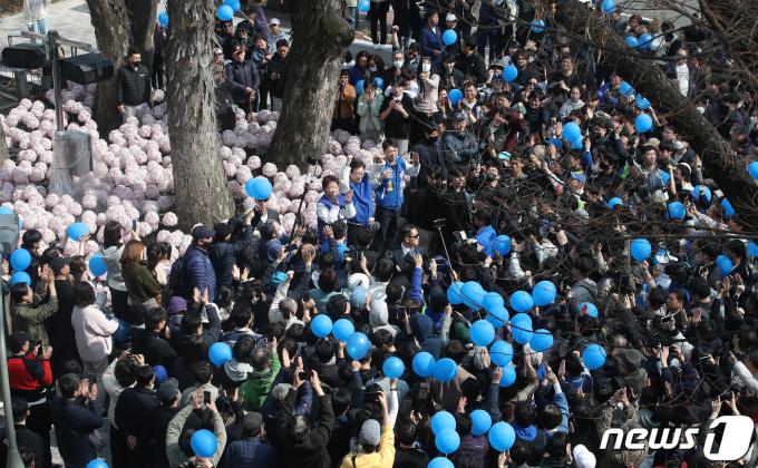 이재명 더불어민주당 대표와 이언주(용인정), 부승찬(용인병) 국회의원 예비후보가 16일 오후 경기 용인시 수지구 수지구청역 거리에서 시민들과 인사를 하고 있다. 2024.3.16/뉴스1 ⓒ News1 임세영 기자