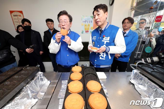 이재명 더불어민주당 대표와 용인병 부승찬 예비후보가 16일 오전 경기 용인 수지구청역 인근 한 가게에서 '10원 빵'을 먹고 있다. (공동취재) 2024.3.16/뉴스1 ⓒ News1 임세영 기자