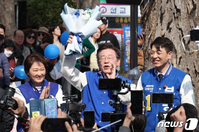 이재명 더불어민주당 대표가 16일 오후 경기 용인시 수지구 수지구청역 거리에서 시민들을 향해 인사를 하고 있다. (공동취재) 2024.3.16/뉴스1 ⓒ News1 임세영 기자