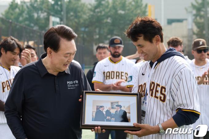 [사진] 박찬호 대표에게 사진 선물하는 윤석열 대통령