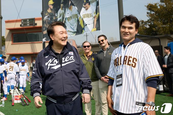 [사진] MLB 유소년 클리닉 찾은 윤석열 대통령