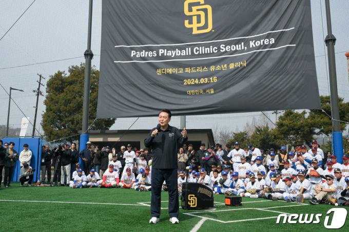 [사진] 어린이들 격려하는 윤 대통령