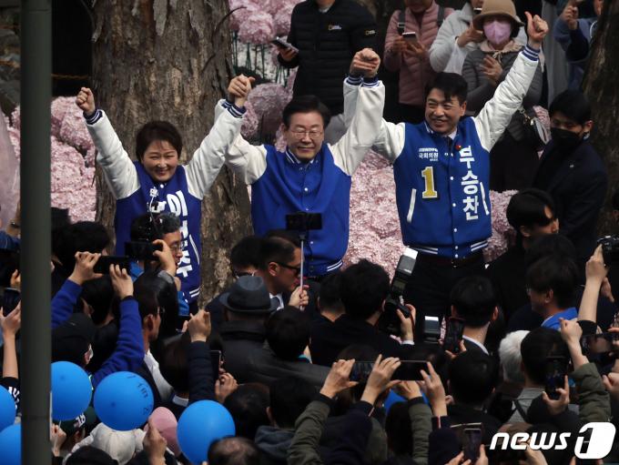 이재명 더불어민주당 대표와 이언주(용인정), 부승찬(용인병) 국회의원 예비후보가 16일 오후 경기 용인시 수지구 수지구청역 거리에서 시민들과 인사를 하고 있다. (공동취재) 2024.3.16/뉴스1 ⓒ News1 임세영 기자