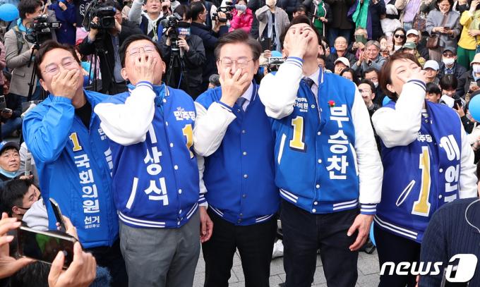 [사진] '입틀막 퍼포먼스' 나선 이재명 대표