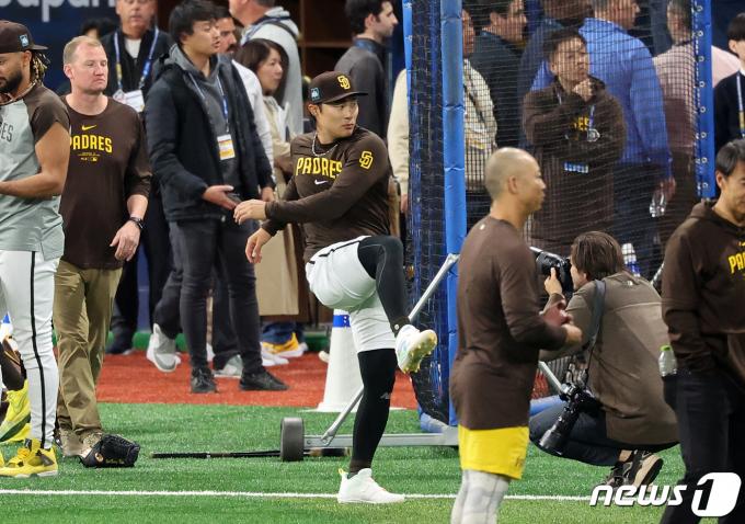 [사진] 김하성, 몸 좀 풀어볼까?