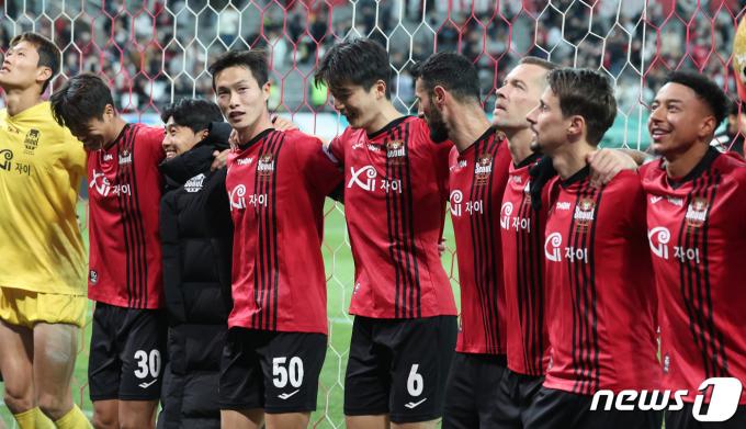 [사진] 기뻐하는 FC서울 선수들