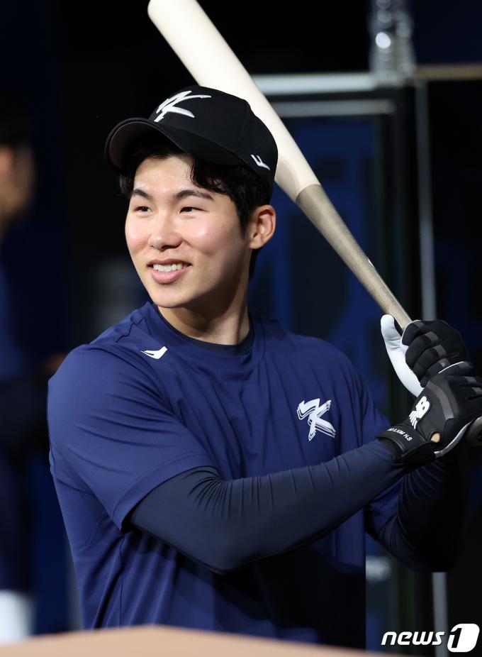 팀 코리아의 김혜성이 16일 오후 서울 구로구 고척스카이돔에서 미국프로야구(MLB) 월드투어 서울시리즈에 출전하는 LA 다저스, 샌디에이고 파드리스와의 평가전을 앞두고 취재진 질문에 답변하고 있다. 2024.3.16/뉴스1 ⓒ News1 김진환 기자