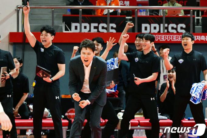 [사진] 우승 환호하는 강성형 현대건설 감독