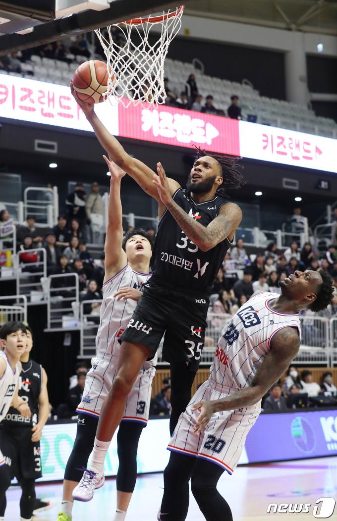 7일 오후 경기 수원시 권선구 수원KT소닉붐아레나에서 열린 '2023-2024 정관장 프로농구' 수원 KT 소닉붐과 부산 KCC 이지스의 경기에서 KT 배스가 슛을 하고 있다. 2024.3.7/뉴스1 ⓒ News1 김영운 기자