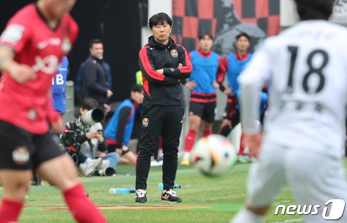 [사진] 그라운드 바라보는 김기동 감독