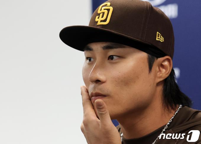 [사진] 김하성, 샌디에이고 공식 기자회견 참석