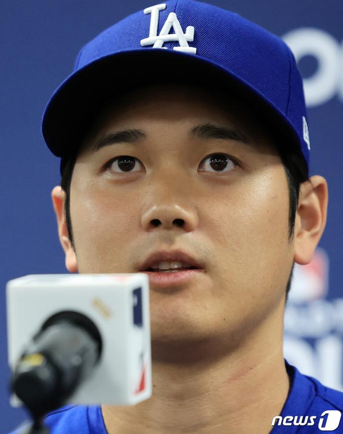 [사진] 취재진 질문에 답변하는 오타니 쇼헤이