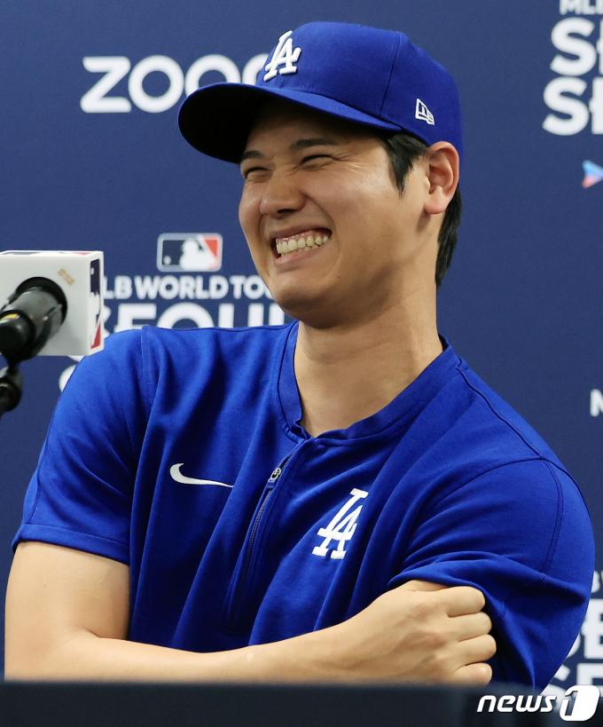[사진] 오타니 쇼헤이, 웃음을 참을 수가 없어