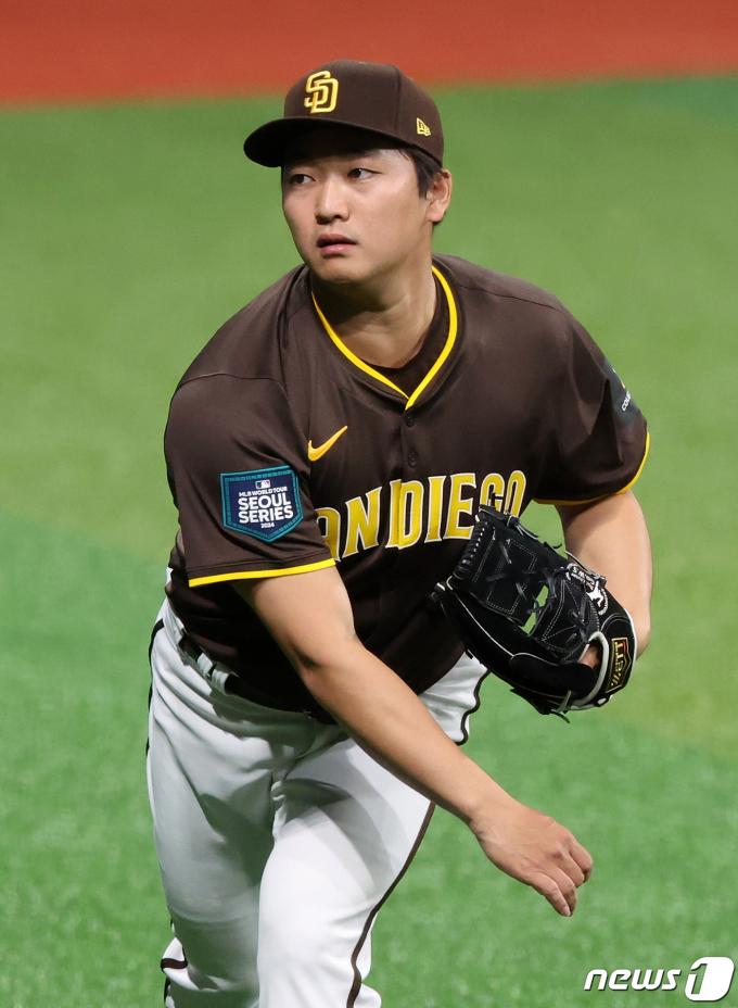 미국프로야구(MLB) 월드투어 서울시리즈에 출전하는 샌디에이고 파드리스 고우석이 16일 오후 서울 구로구 고척스카이돔에서 공식 훈련을 갖고 있다. 2024.3.16/뉴스1 ⓒ News1 김진환 기자