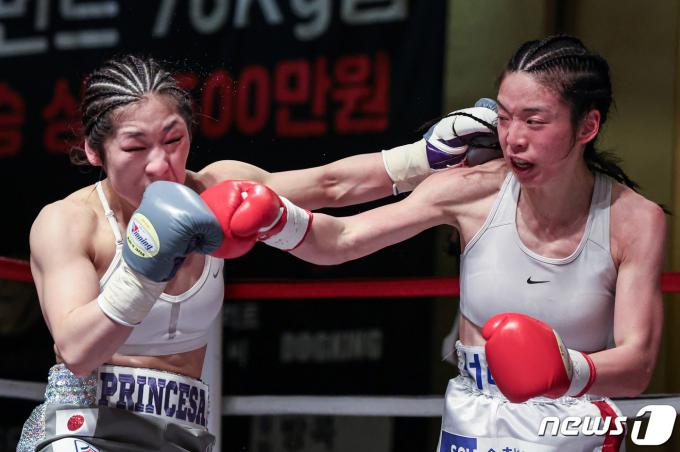 [사진] 난타전 펼치는 복서들