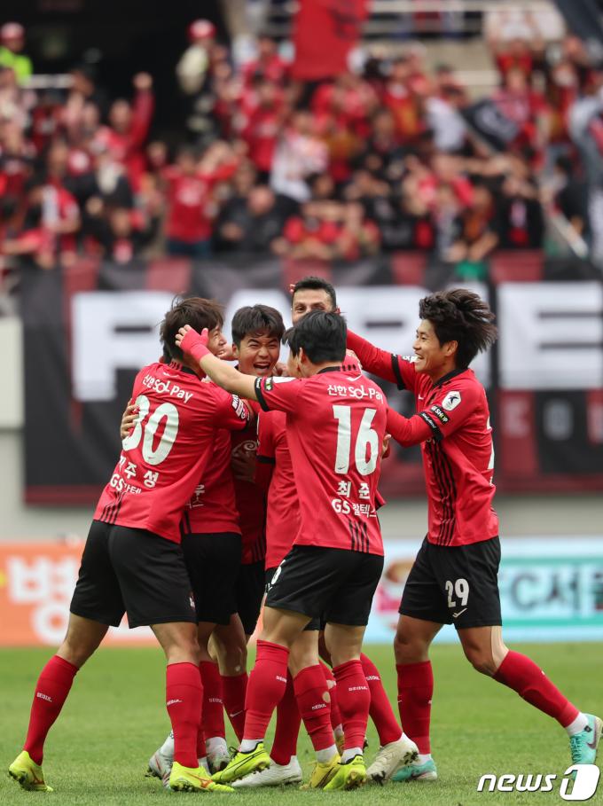 [사진] 캡틴 기성용, 짜릿한 골 맛!