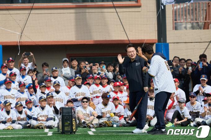 [사진] 야구교실서 타격 시범 보인 윤 대통령