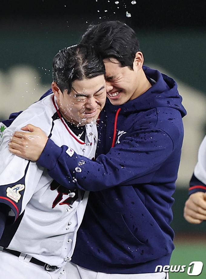 노시환(왼쪽)과 문동주(오른쪽)는 야구대표팀의 주축 선수로 성장했다.  뉴스1 DB ⓒ News1 이재명 기자