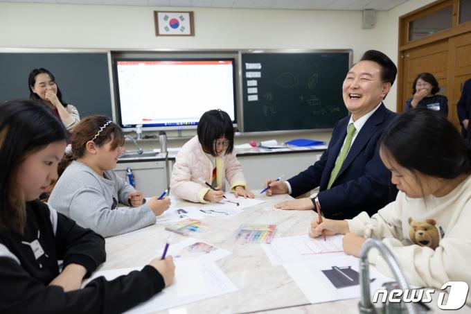 윤석열 대통령이 14일 전남 무안군 오룡초등학교를 방문해 늘봄학교 창의미술 프로그램을 참관하며 학생들과 대화를 나누고 있다. (대통령실 제공) 2024.3.14/뉴스1 ⓒ News1 오대일 기자