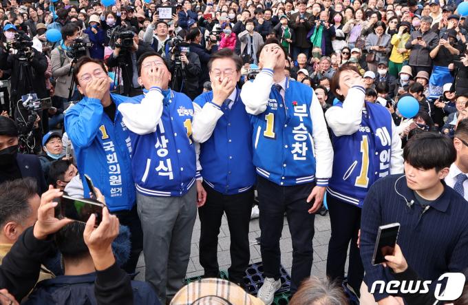 이재명 더불어민주당 대표가 16일 경기도 용인시 수지구청 광장에서 열린 기자회견에서 윤석열 정부를 비판하는 ‘입틀막 퍼포먼스’를 용인지역 예비후보들과 함께 하고 있다. 왼쪽부터 손명수(용인을), 이상식(용인갑), 이 대표, 부승찬(용인병), 이언주(용인정). (더불어민주당 제공) 2024.3.16/뉴스1 ⓒ News1 임세영 기자