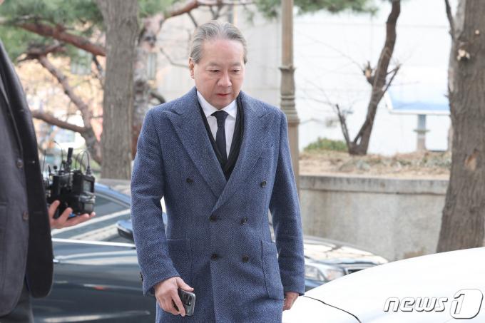 '전공의 집단사직 공모' 혐의를 받는 주수호 대한의사협회 비상대책위원회 언론홍보위원장이 14일 오전 휴대전화 포렌식 참관을 위해 서울 마포구 서울경찰청 공공범죄수사대로 출석하고 있다. 2024.3.14/뉴스 ⓒ News1 신웅수 기자