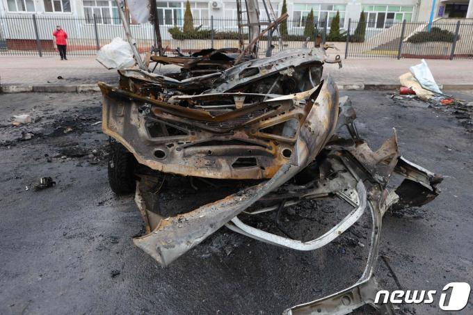 [사진] 우크라 포격으로 불 타고 파손된 러 벨고로드의 차량