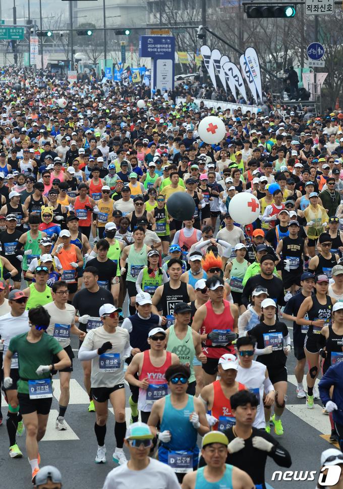 [사진] 힘차게 출발하는 마라토너들