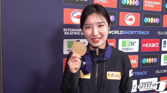 여자 쇼트트랙 대표팀 김길리가 세계선수권 1500m 금메달을 차지한 후 포즈를 취하고 있다.(공동취재단)