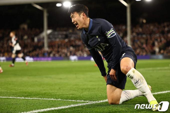 [사진] EPL 풀럼과 경기 0대3 완패에 허탈해 하는 손흥민