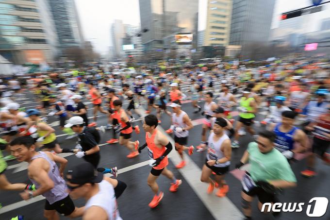 [사진] 주말 도심 달리는 마라토너들